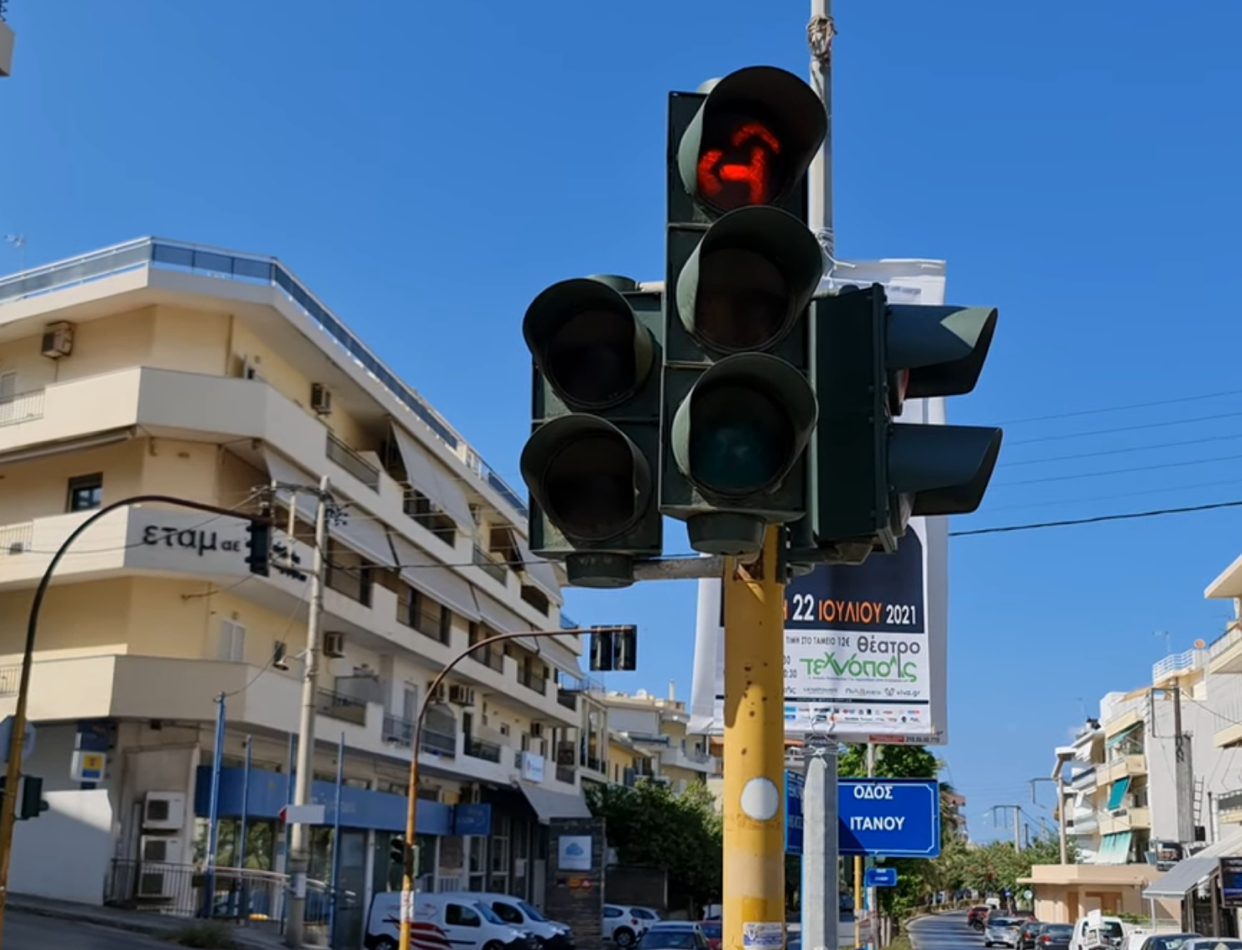 Crucea roșie de la semafor care îi încurcă pe șoferi. Ce înseamnă, de fapt