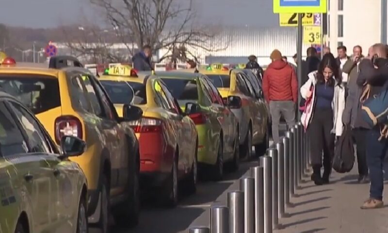 Schema prin care taximetriștii controlau comenzile de la Otopeni. Mai multe companii au recunoscut implicarea