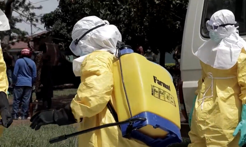 18 suspecți de Ebola au fugit după incendierea unui centru medical din Congo. OMS a ridicat nivelul de alertă