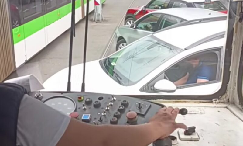 Scene nemaivăzute pe linia 5 din București. O pasageră a coborât din tramvai pentru a degaja traficul. Video