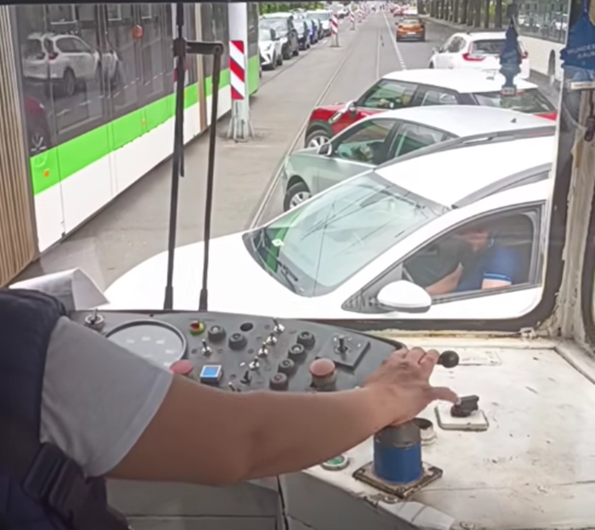 Scene nemaivăzute pe linia 5 din București. O pasageră a coborât din tramvai pentru a degaja traficul. Video