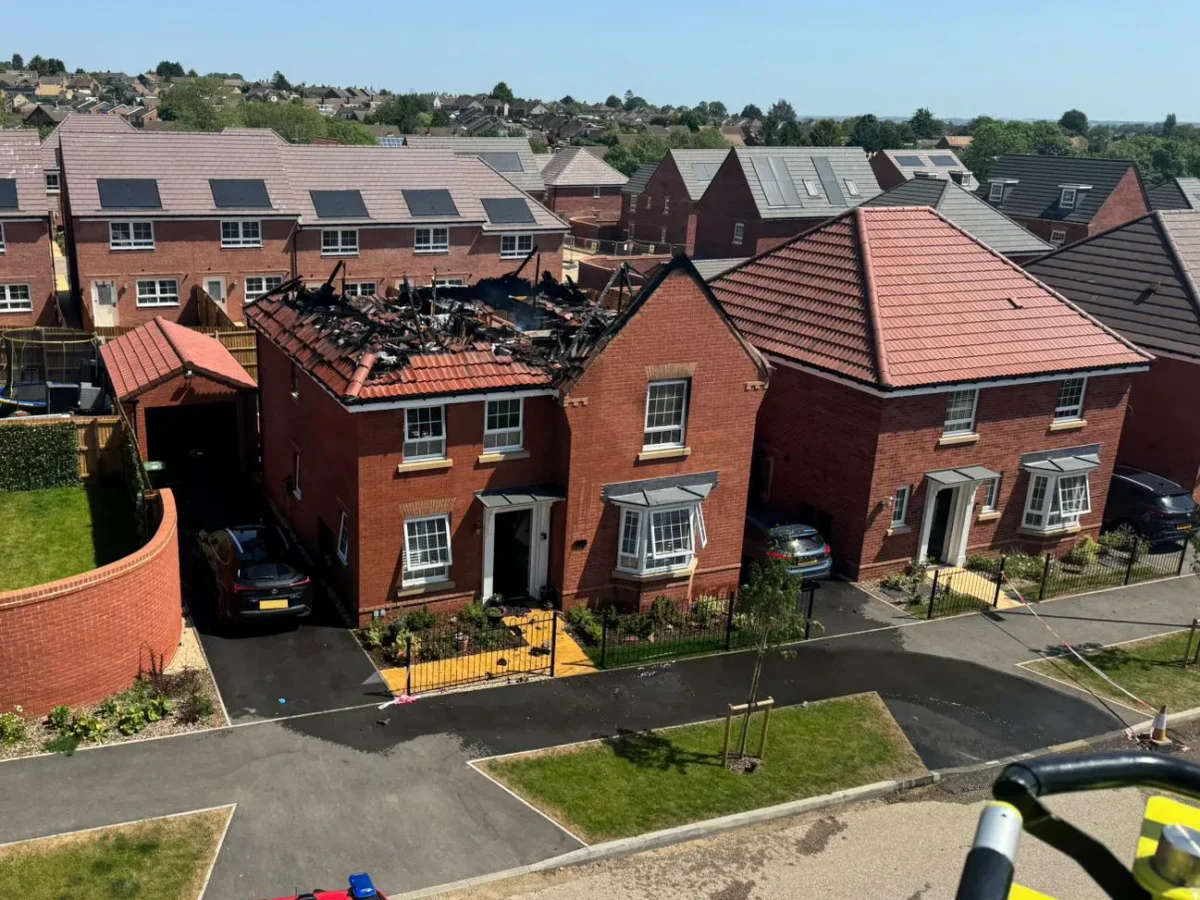 Casa unde panourile fotovoltaice de pe acoperiș au explodat, ceea ce a dus la un incendiu. Foto: Facebook Northamptonshire Fire and Rescue Service