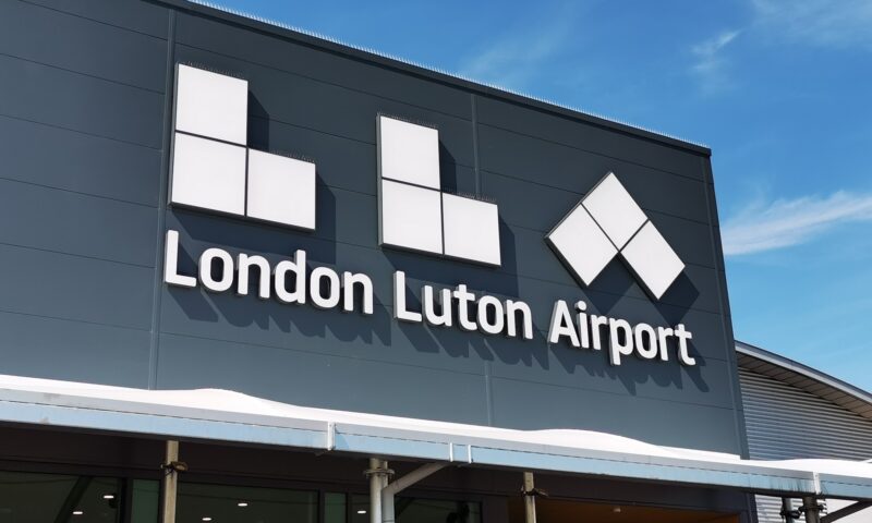 Pasager scos din avionul spre Bacău chiar înainte de decolare. Poliția l-a identificat după un furt din duty free