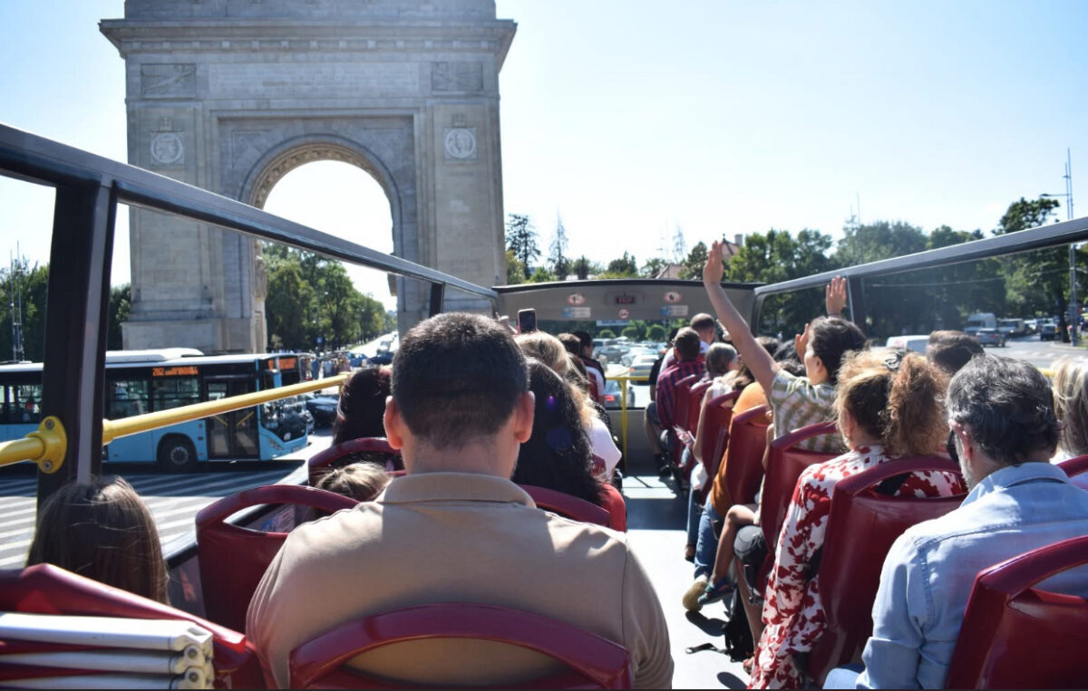 Autobuzele turistice revin pe marile bulevarde ale Capitalei. Programul complet și tarifele din acest sezon