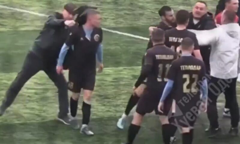 Bătaie generală la un meci de fotbal, după un fault dur. Un spectator a intrat pe teren și a lovit un jucător cu o umbrelă