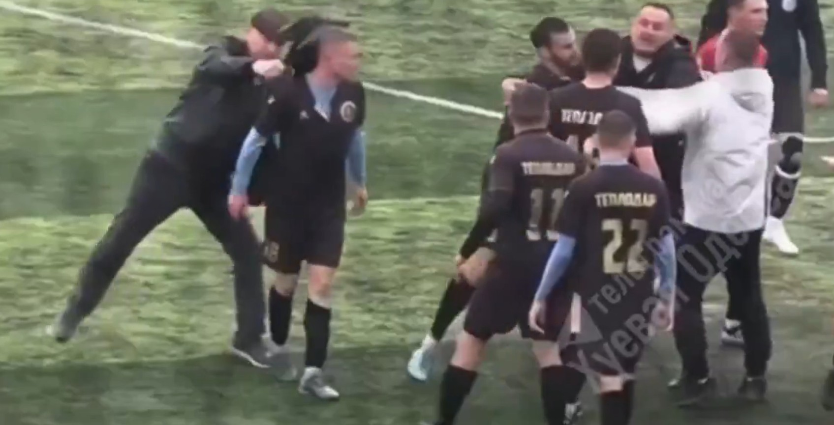 Bătaie generală la un meci de fotbal, după un fault dur. Un spectator a intrat pe teren și a lovit un jucător cu o umbrelă