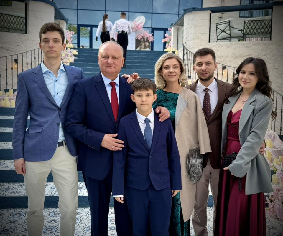 Au început nunţile în familia Dodon? Cine l-a însoţit pe Vlad la nunta verişoarei sale