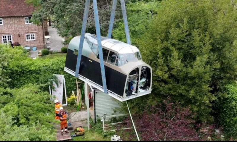 Povestea inginerului care a construit timp de 40 de ani cabina unui bombardier Lancaster