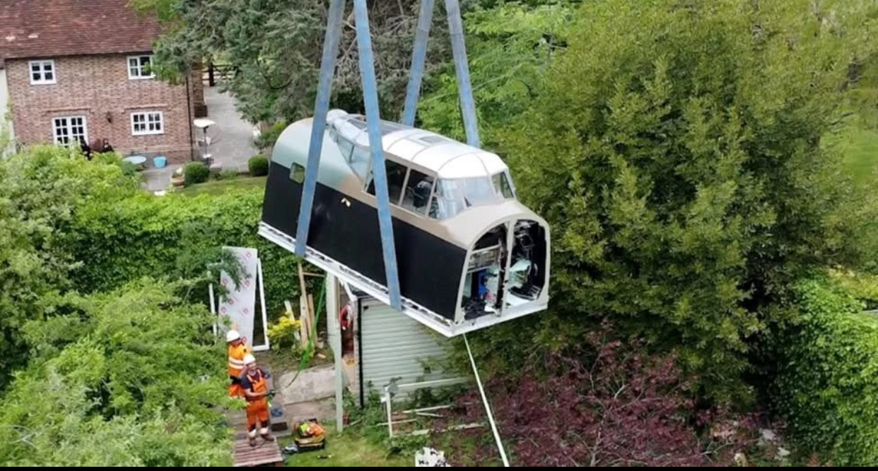 Povestea inginerului care a construit timp de 40 de ani cabina unui bombardier Lancaster