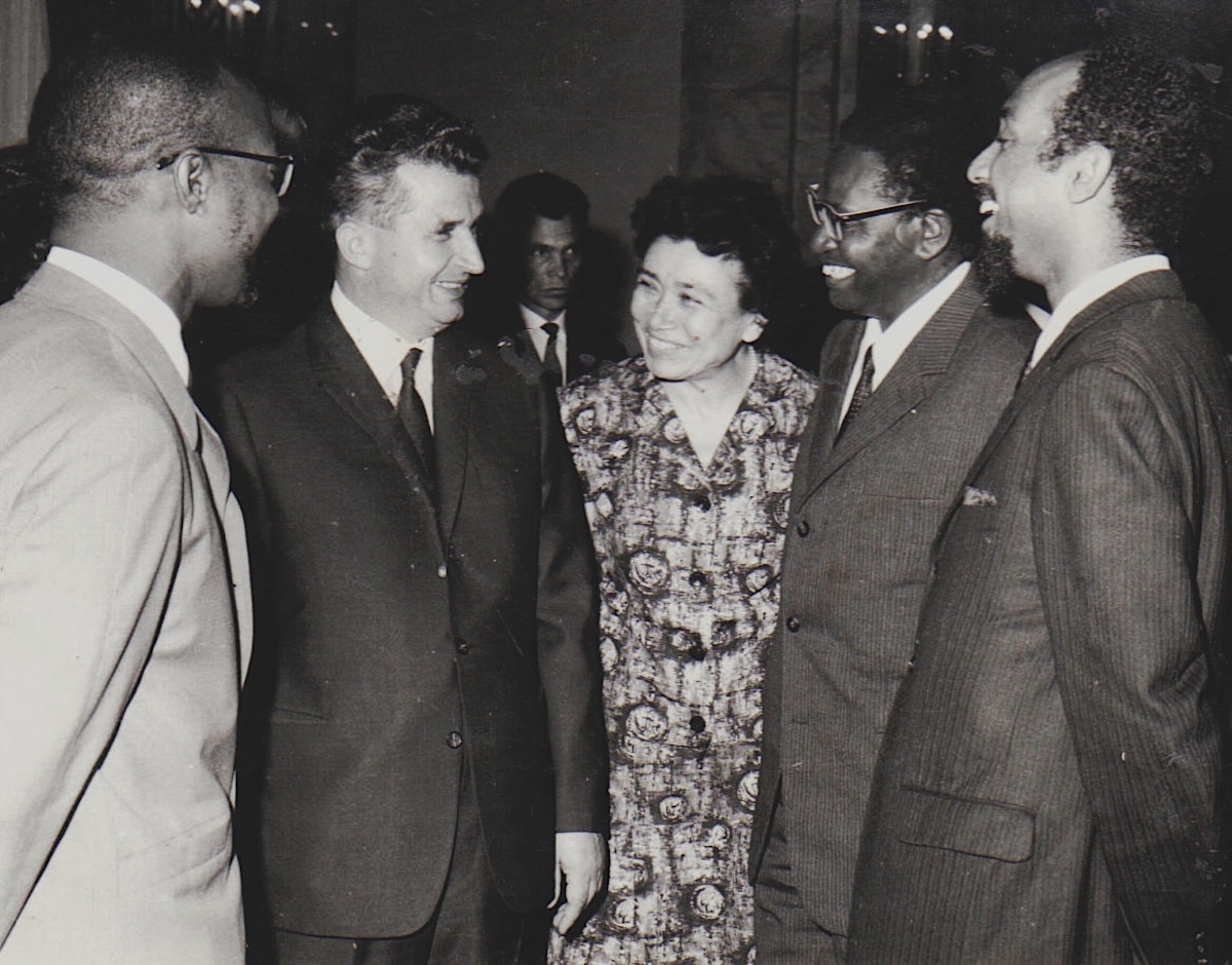 Nicolae Ceauşescu întreţinându-se cu conducătorii delegaţiei Mişcării Populare pentru eliberarea Angolei, reprezentantul Partidului African al independenţei din Guineea-Bissau şi Insulele Capului Verde şi reprezentantul Frontului de eliberare din Mozambic