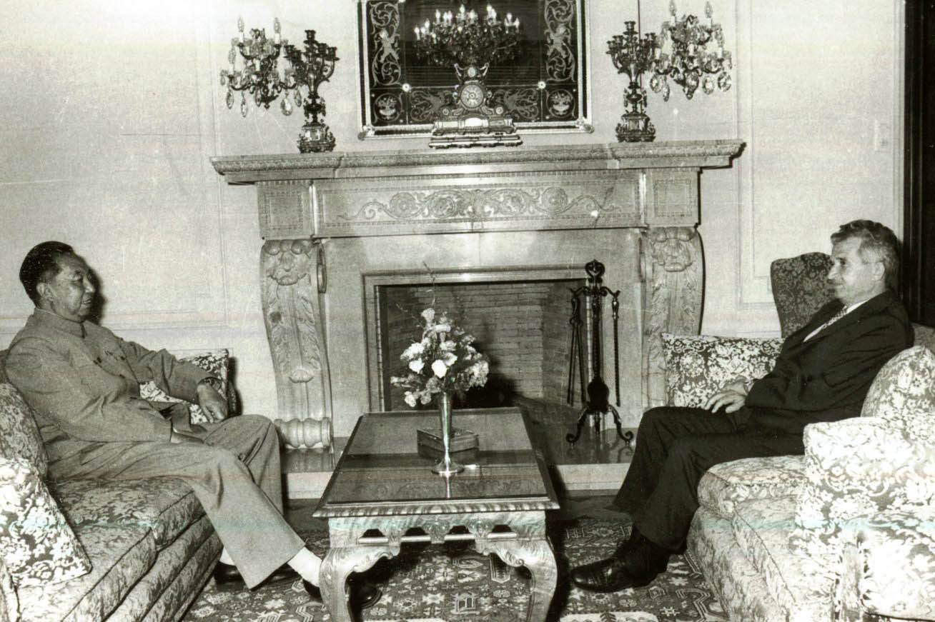 La invitaţia lui Nicolae Ceauşescu, o delegaţie a R.P. China, condusă de Hua Guofeng, preşedintele C.C. al P.C. Chinez, a efectuat o vizită oficială în România, în perioada 16-21.VIII.1978. sursa: IICCMER