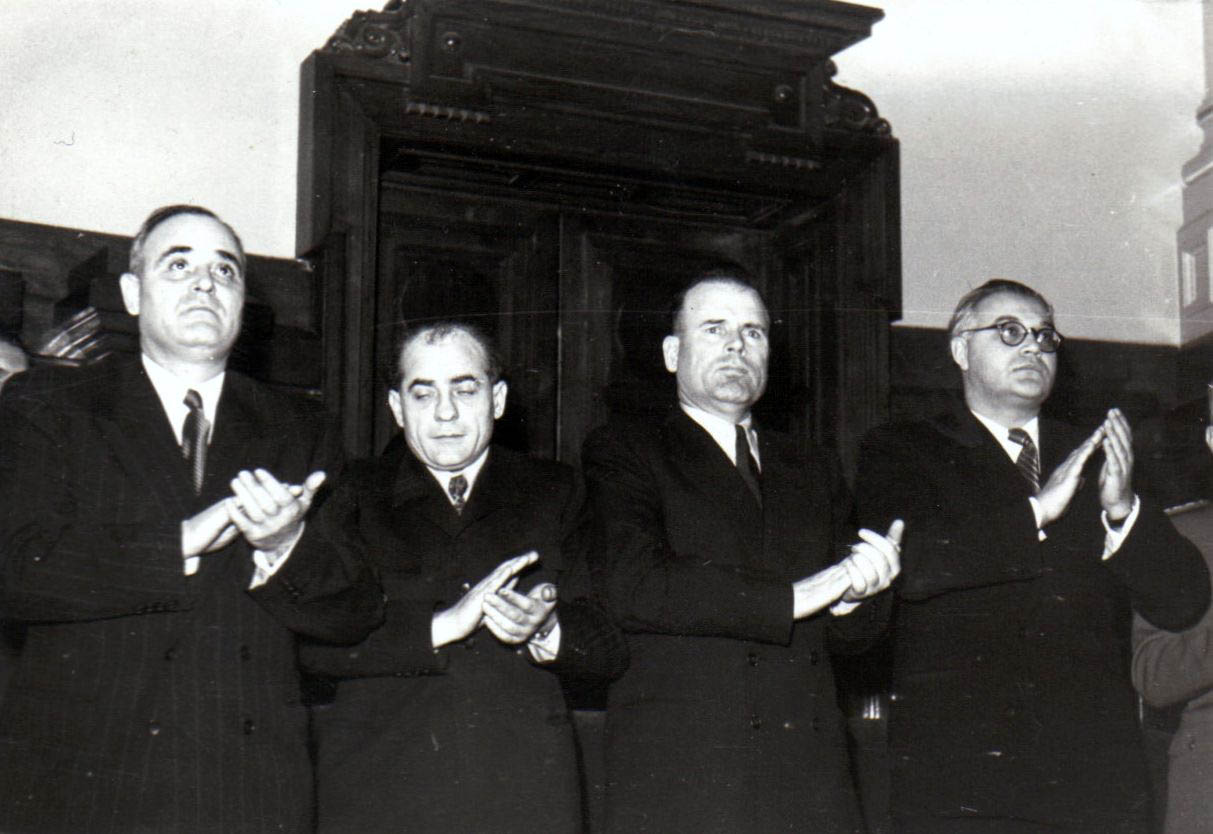 Gheorghe Gheorghiu –Dej, Chivu Stoica, M. Constantinescu, Chişinevschi Iosif pe banca ministerială la prima sesiune a Marii Adunări Naţionale aleasă pe baza noii Constituţii a R.P.R. în alegerile de la 30 nov. 1952. (23.01.1953)