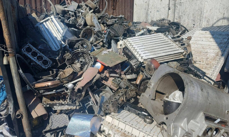 Operațiune de amploare la Sintești. Autoritățile au intrat în rețeaua de colectare a deșeurilor