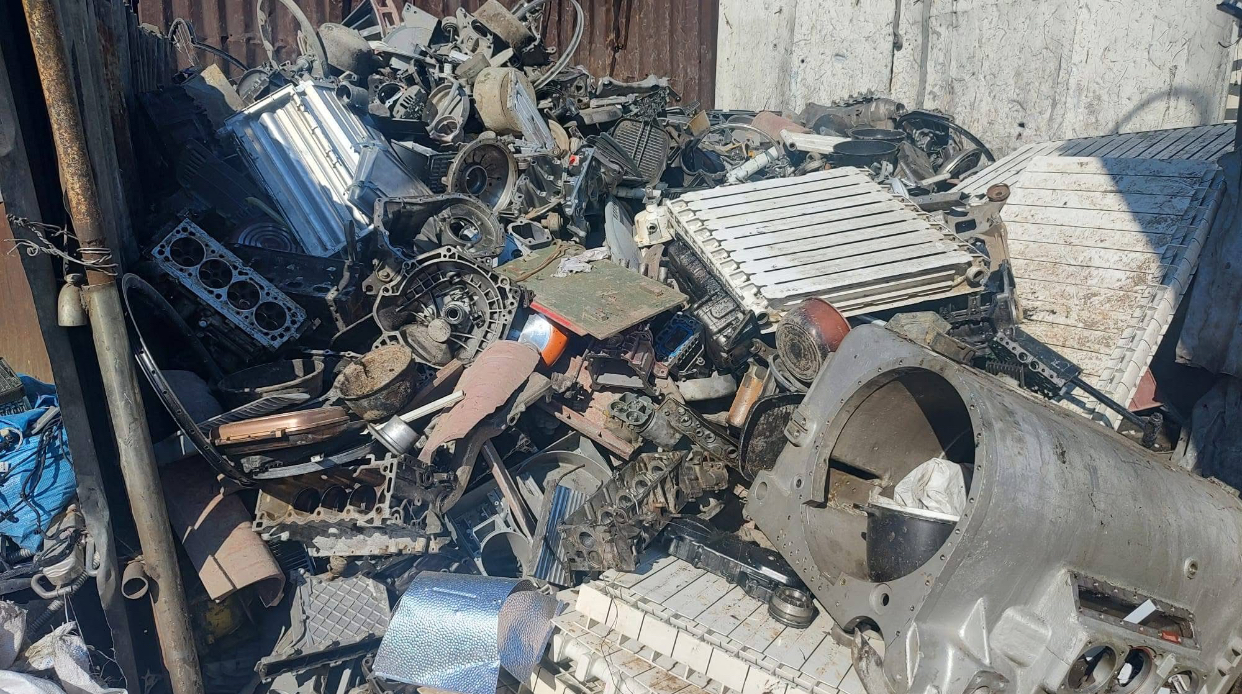 Operațiune de amploare la Sintești. Autoritățile au intrat în rețeaua de colectare a deșeurilor