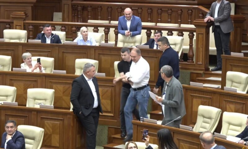 Un nou scandal în Parlamentul de la Chişinău. Primarul de Chişinău, scos cu forţa din sala de şedinţe