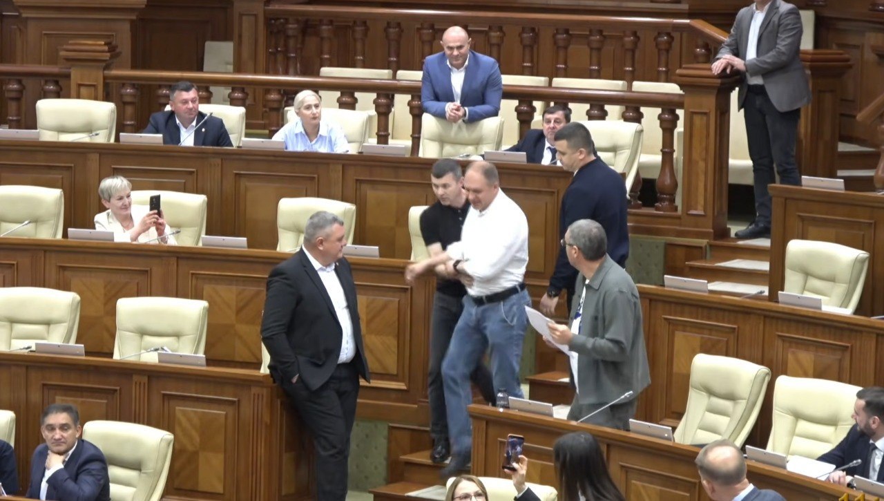 Un nou scandal în Parlamentul de la Chişinău. Primarul de Chişinău, scos cu forţa din sala de şedinţe