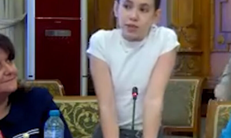 Ministrul Educației, Mihai Dimian, explicații după ce a fost surprins pe telefon în timp ce o elevă vorbea despre problemele din școală