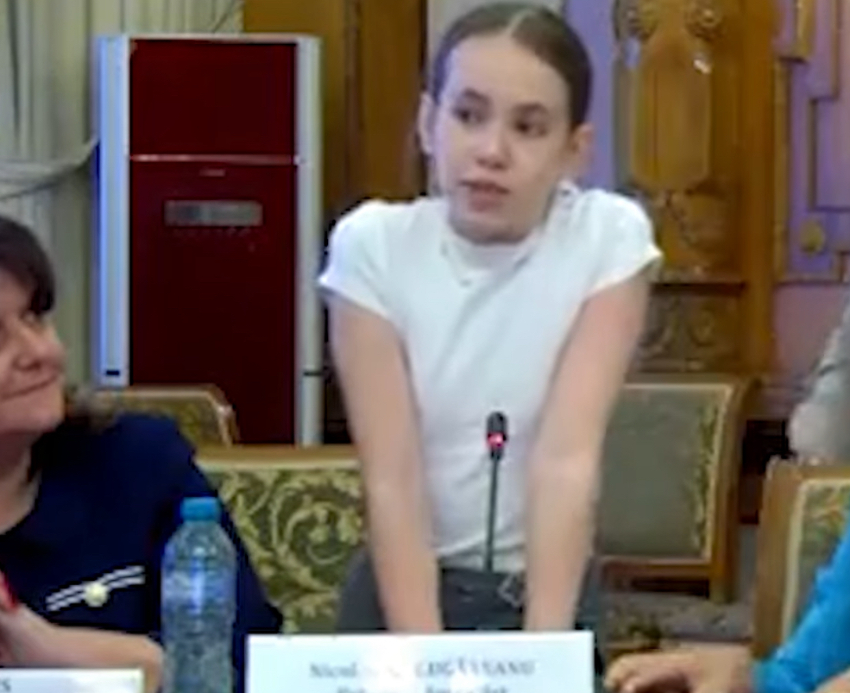 Ministrul Educației, Mihai Dimian, explicații după ce a fost surprins pe telefon în timp ce o elevă vorbea despre problemele din școală