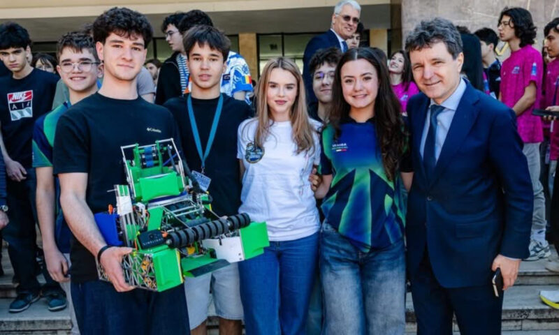 România a strălucit la Campionatul Mondial de Robotică din SUA. Echipele de robotică, lăudate de Nicușor Dan