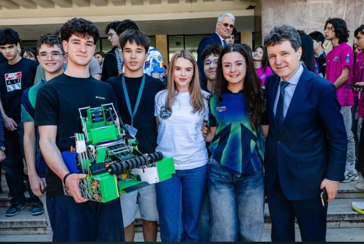 România a strălucit la Campionatul Mondial de Robotică din SUA. Echipele de robotică, lăudate de Nicușor Dan