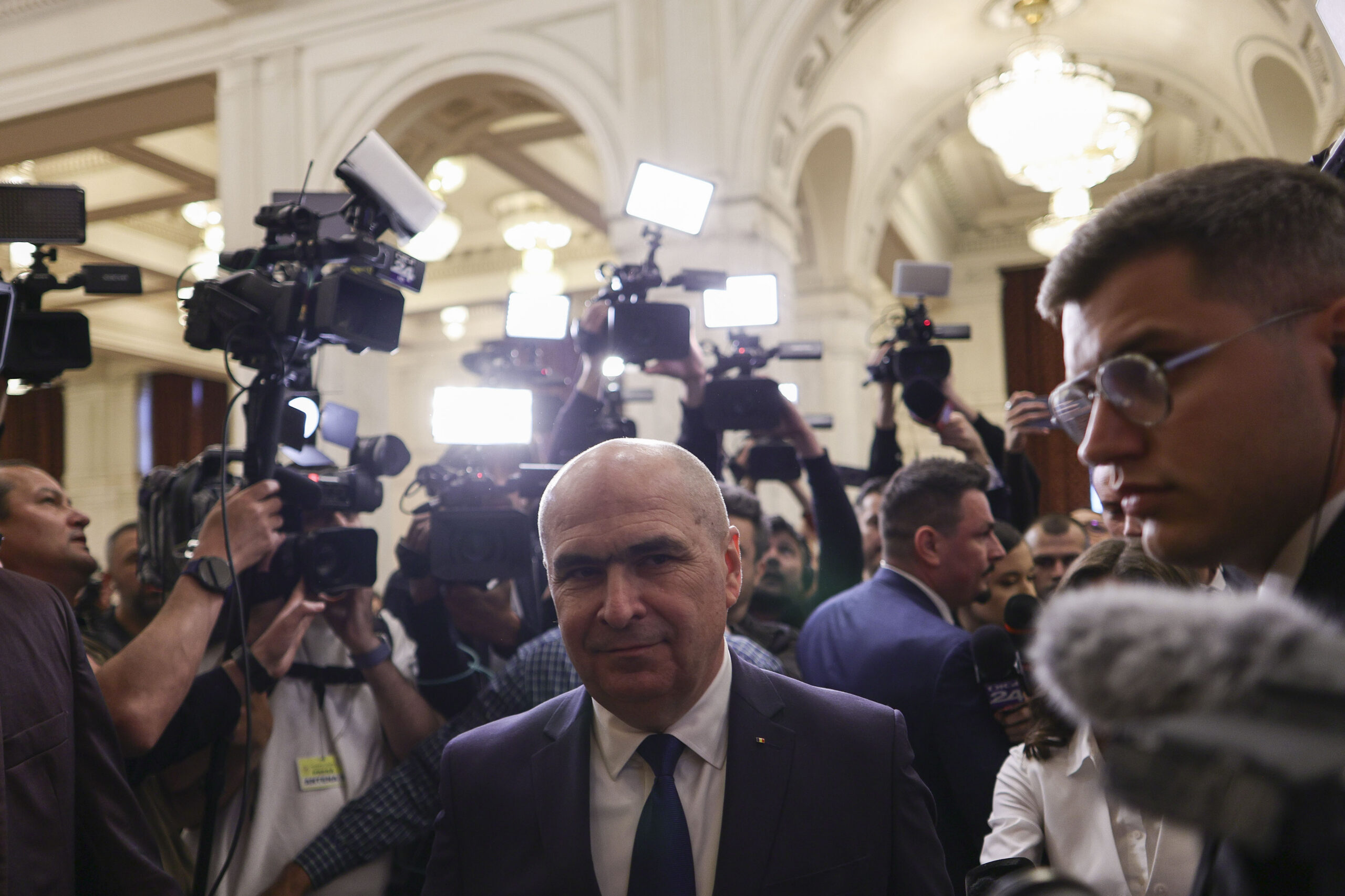 Cabinetul Bolojan, în fața moțiunii PSD–AUR. Bolojan: Unde ați fost până acum, mi-e mi-ar fi rușine să semnez așa ceva. Live Text