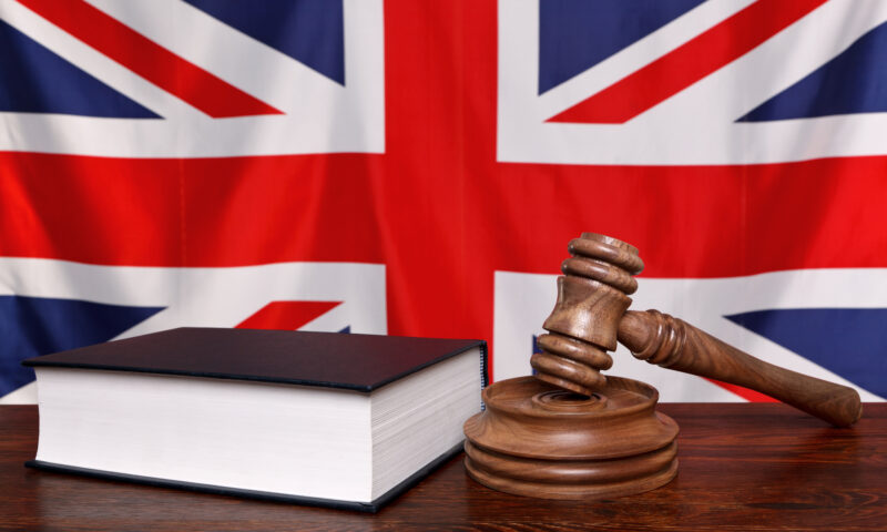 Doi români, judecați la Londra după înjunghierea unui jurnalist de origine iraniană