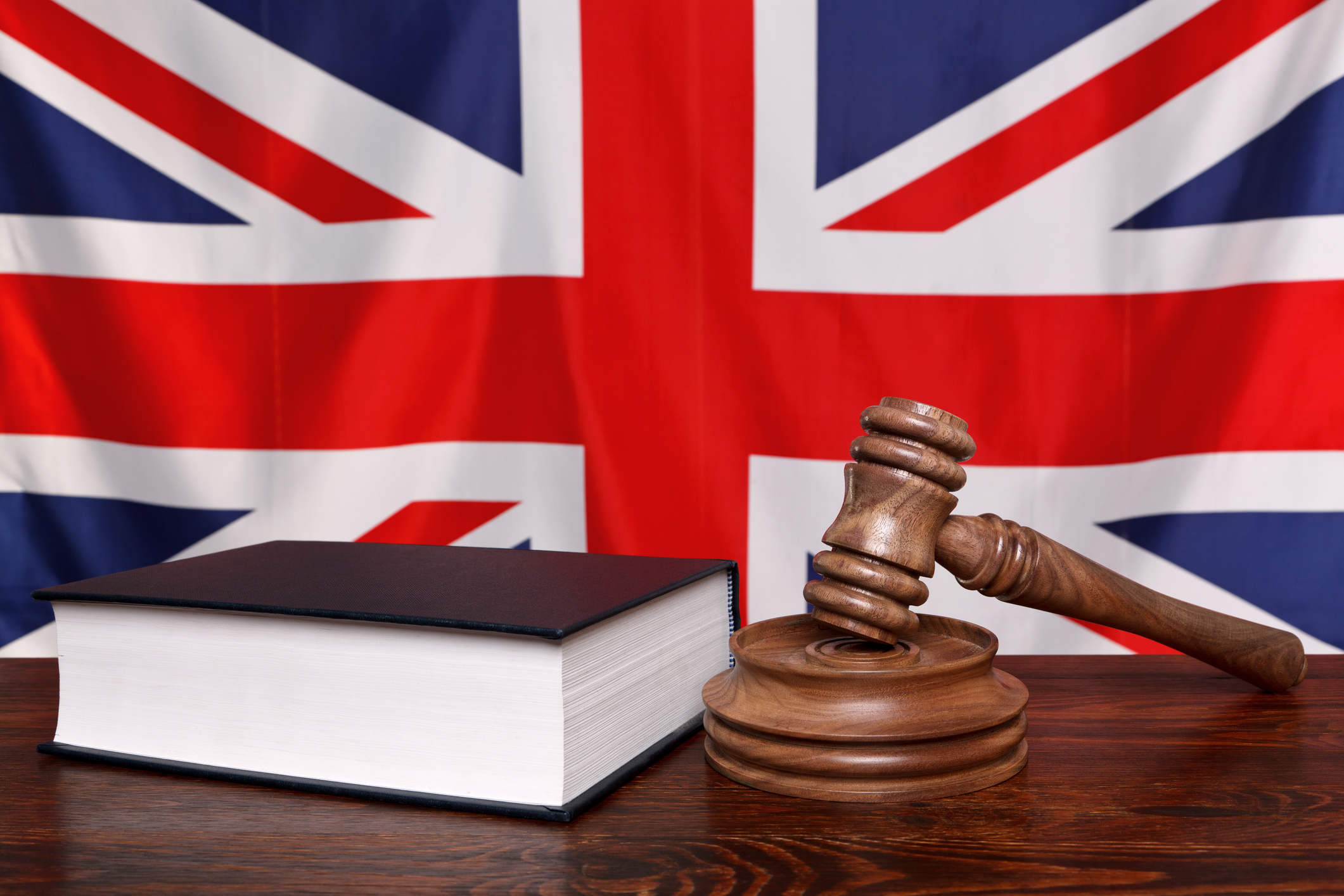 Doi români, judecați la Londra după înjunghierea unui jurnalist de origine iraniană