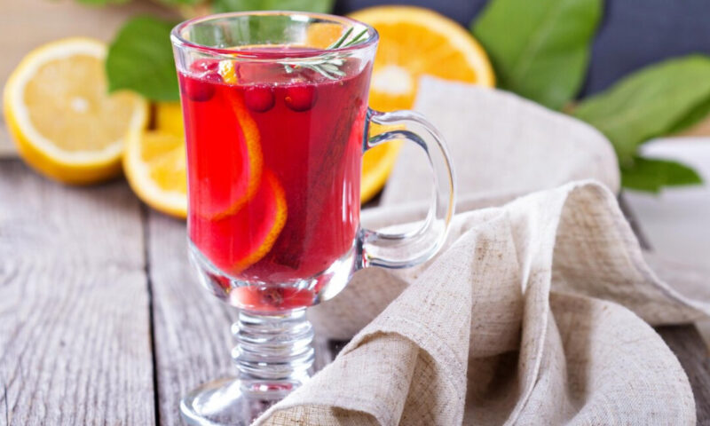 Trei rețete de limonadă care fac temperaturile ridicate mai ușor de suportat. Le poți savura cu gheață din belșug