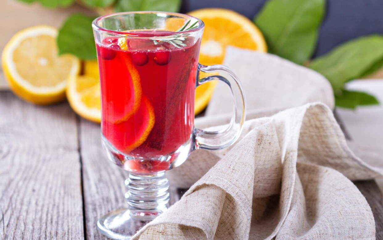 Trei rețete de limonadă care fac temperaturile ridicate mai ușor de suportat. Le poți savura cu gheață din belșug