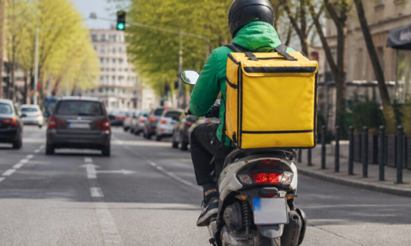 Al doilea job. În ce domenii se pot angaja românii part-time și ce salarii pot obține