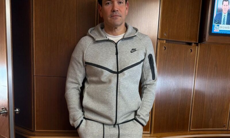Marco Rubio, surprins în Air Force One purtând un trening Nike Tech. Cât costă modelul în România