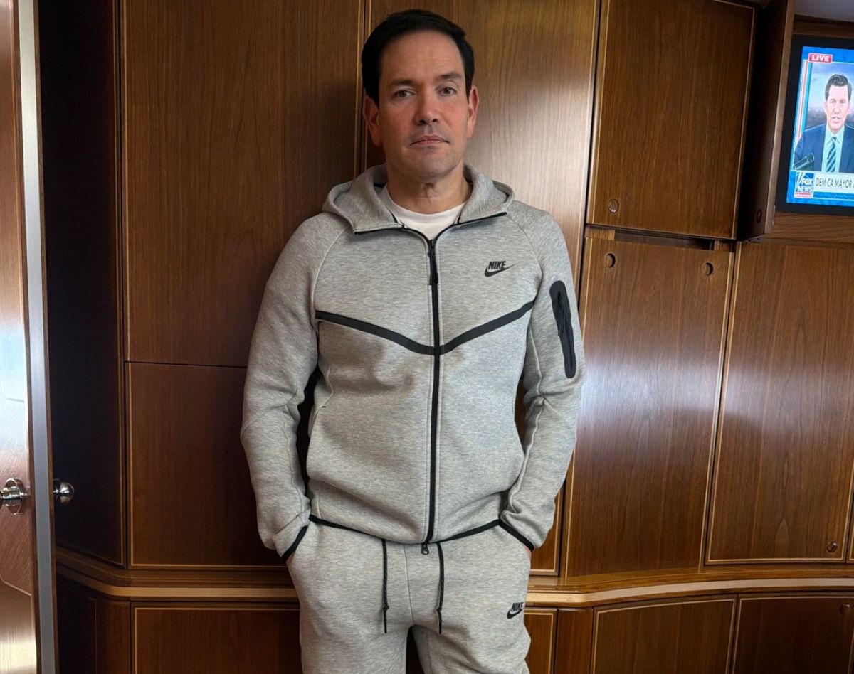 Marco Rubio, surprins în Air Force One purtând un trening Nike Tech. Cât costă modelul în România