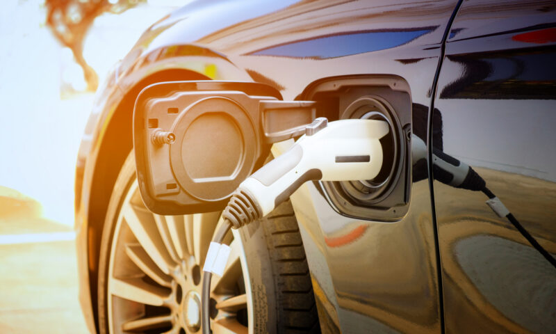 Mașinile electrice câștigă teren în Europa. Cât au crescut vânzările într-un an