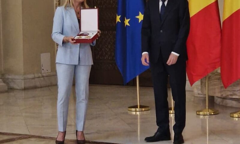 Imagini cu cea mai înaltă distincție primită de Nadia Comăneci. Cum arată Ordinul Național „Steaua României” în grad de Mare Cruce