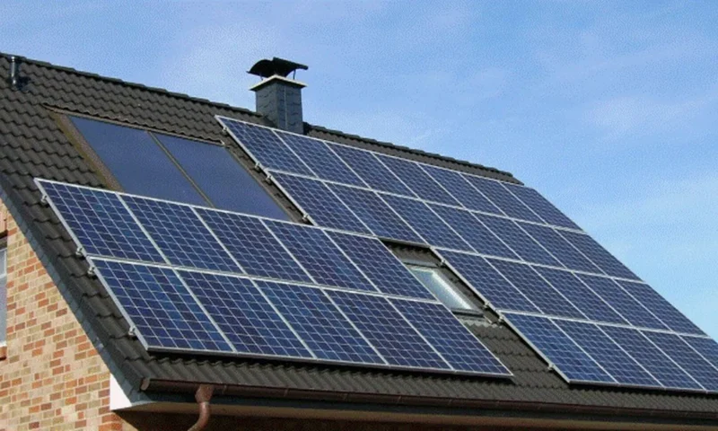 Casă cuprinsă de flăcări, după ce panourile fotovoltaice au explodat