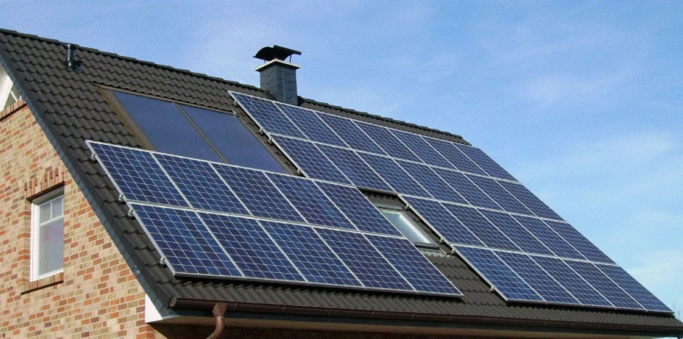 Casă cuprinsă de flăcări, după ce panourile fotovoltaice au explodat