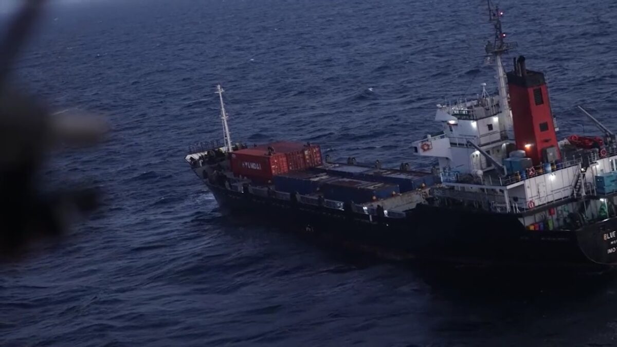 Marina SUA a deschis focul asupra unei nave din Iran ce încerca să spargă blocada din Strâmtoarea Ormuz