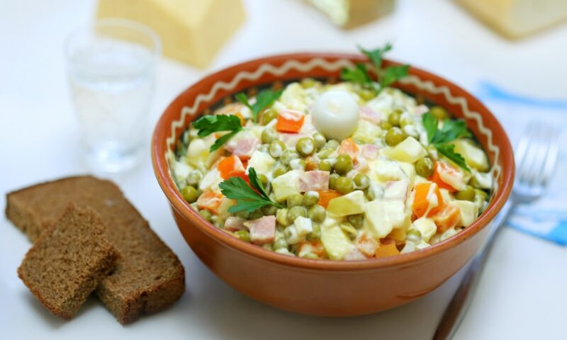 Istoria fascinantă a Salatei „A la Russe”. sau Salata Rusească. Rețeta originală, din saloanele țarilor în bucătăriile românești