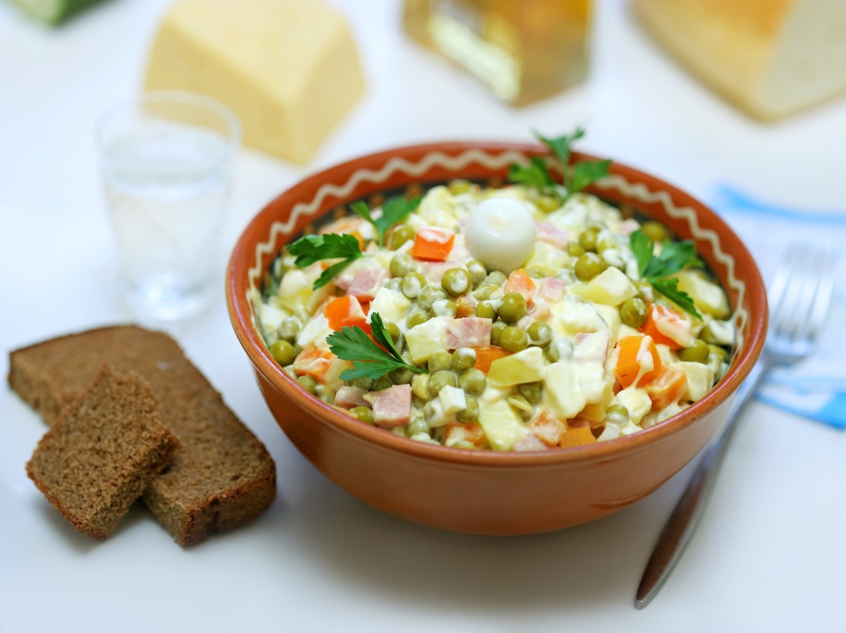Istoria fascinantă a Salatei „A la Russe”. sau Salata Rusească. Rețeta originală, din saloanele țarilor în bucătăriile românești
