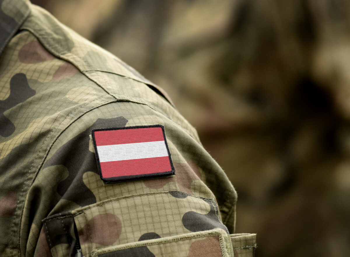 Austria schimbă regulile din armată: bărbații vor putea purta coc sau coadă de cal