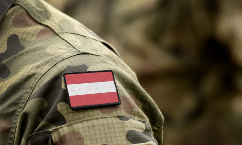 Austria schimbă regulile din armată: bărbații vor putea purta coc sau coadă de cal