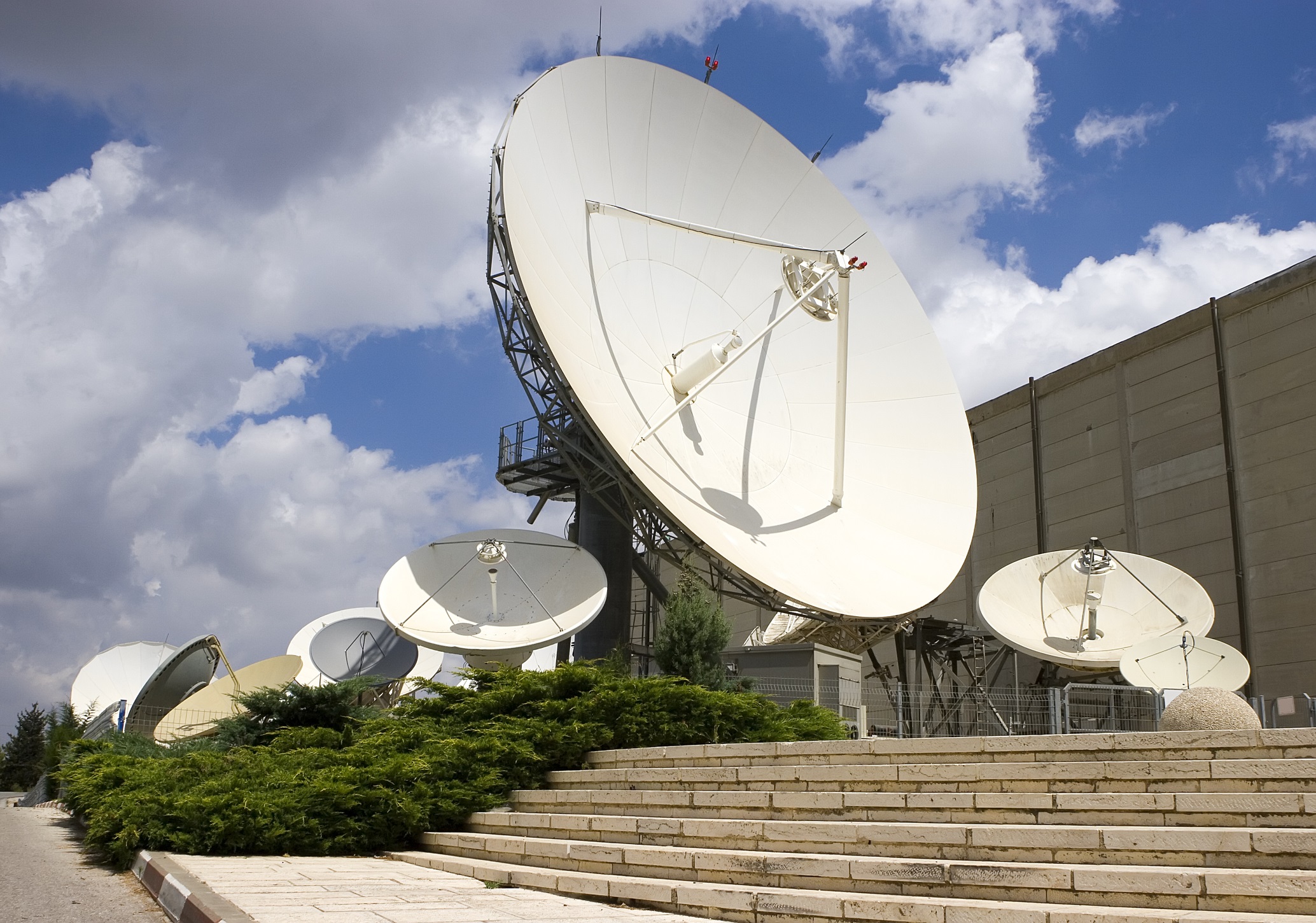 UE pregătește restricții pentru giganții americani din spațiu. Bruxellesul vrea control european asupra frecvențelor satelit