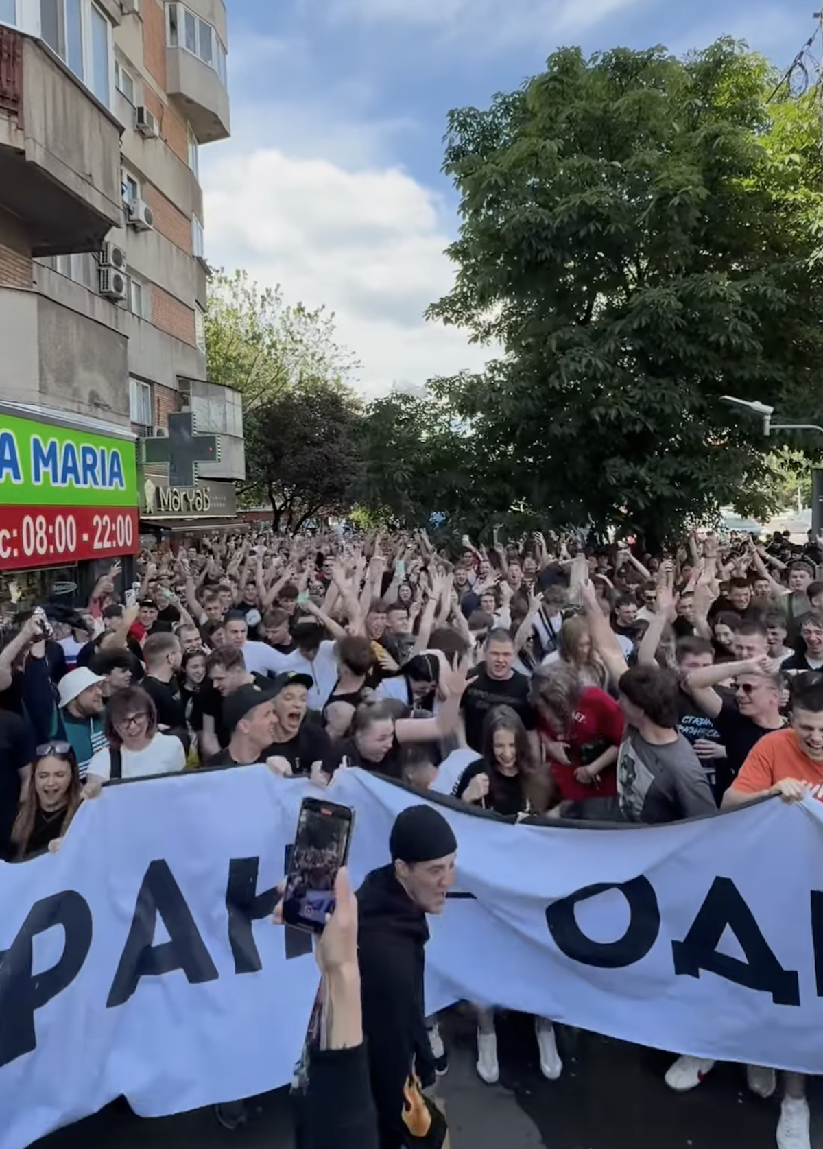 Tineri ucrainieni și ruși, pe străzile Bucureștiului. 