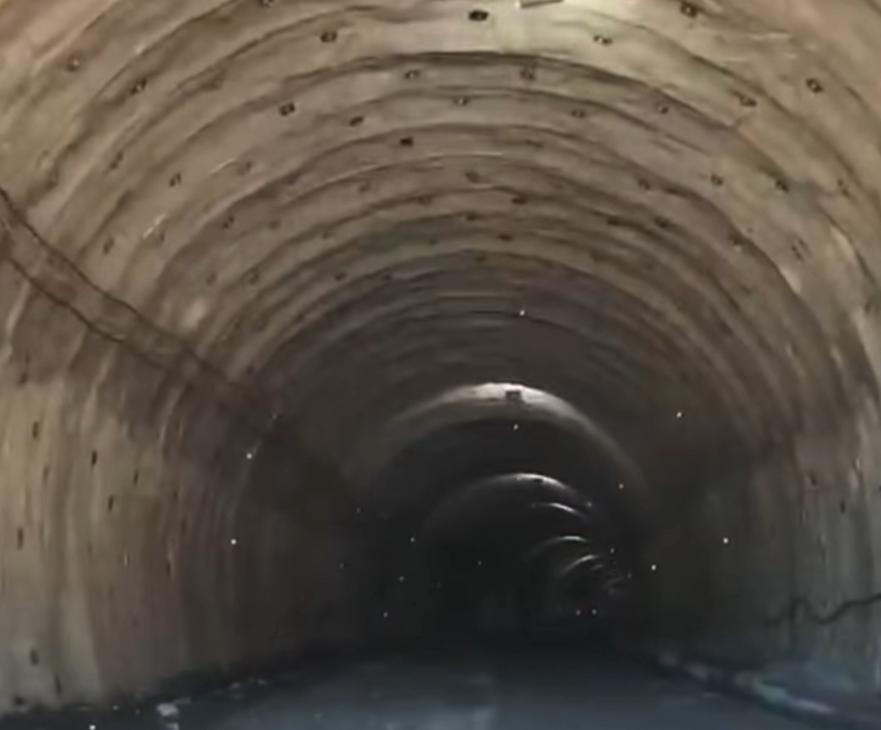 Premieră rutieră pe șantierul A1. Tunelul care trece prin inima Carpaților, străbătut pentru prima dată cu mașina
