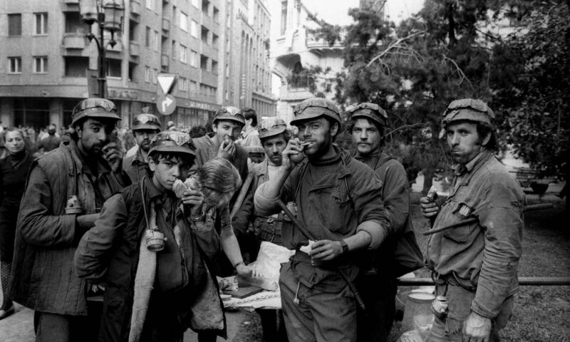 14 Iunie 1990, ziua în care mii de mineri au terorizat Bucureștiul. Bătăi și arestări pentru cei care se opuneau regimului Iliescu