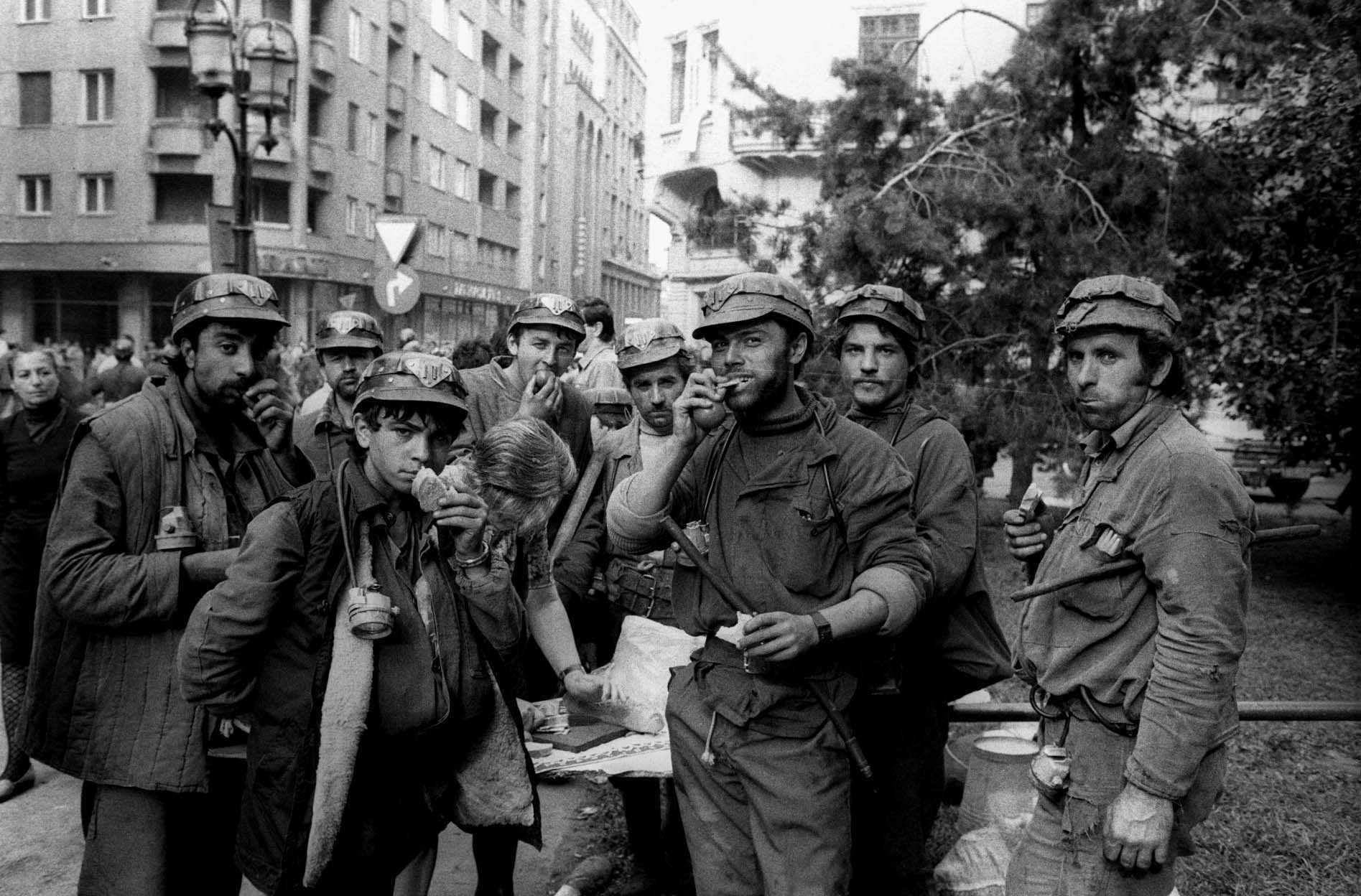 14 Iunie 1990, ziua în care mii de mineri au terorizat Bucureștiul. Bătăi și arestări pentru cei care se opuneau regimului Iliescu