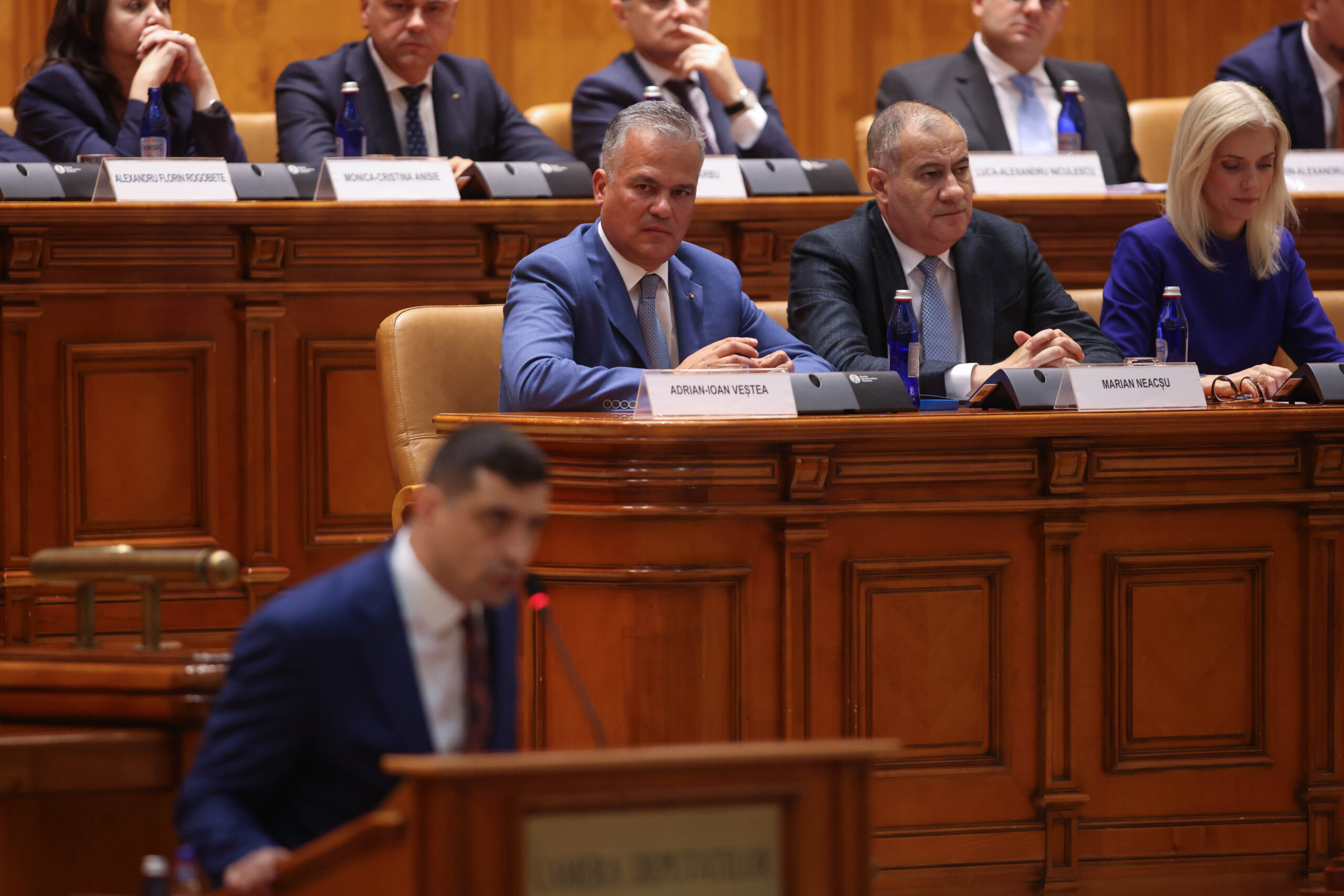 George Simion: „Guvernul Veștea/Nicușor a picat”. A început votul de învestire Live Text