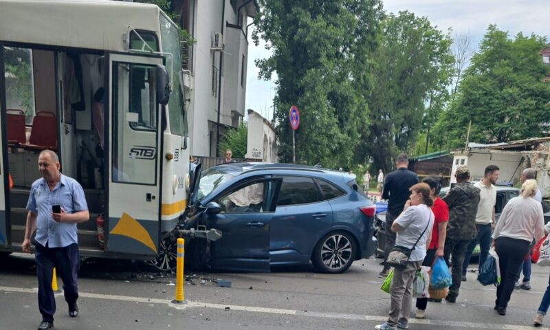 Accident pe traseul tramvaiului 5. STB a modificat traseul autobuzelor