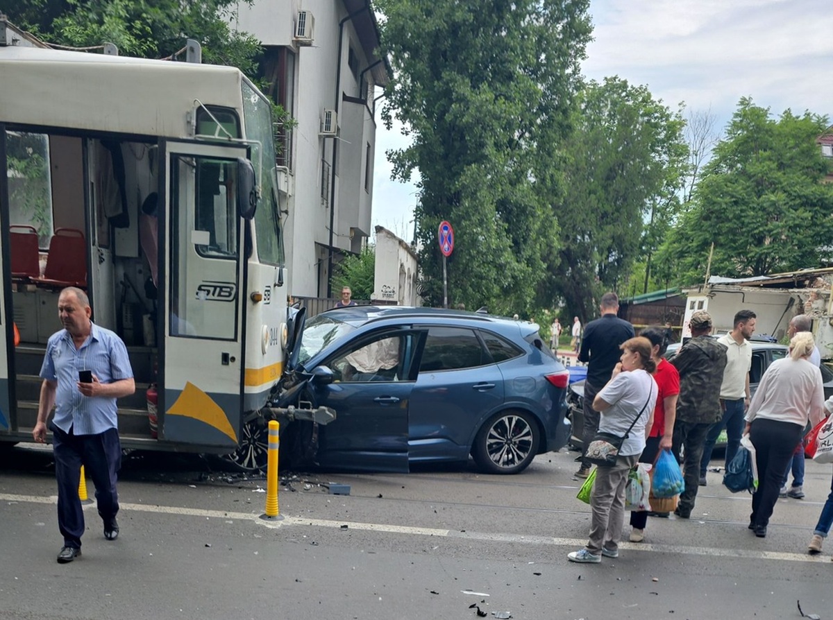 Accident pe traseul tramvaiului 5. STB a modificat traseul autobuzelor