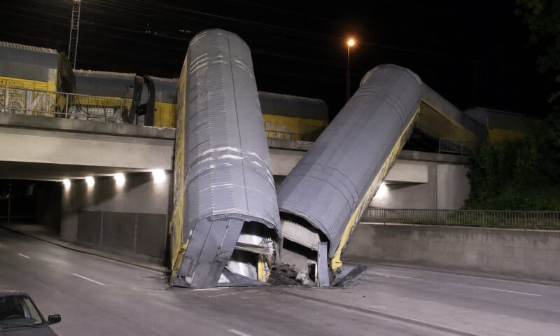 Accident spectaculos în Munchen după deraiera unui tren de marfă. Autoritățile au închis zona pentru intervenții
